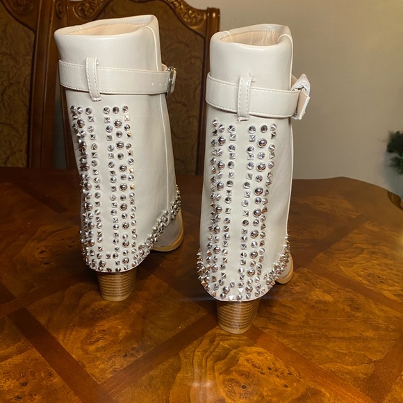 Elegant Cream Ankle Boots with Rhinestone Detailing - Picture 8 of 12